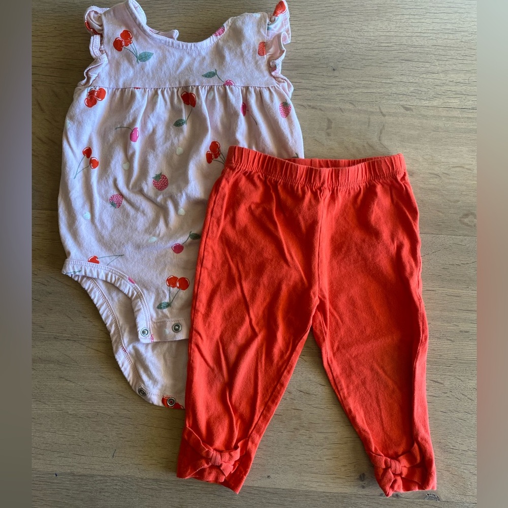 Carter’s girls outfit. Size 12 months.